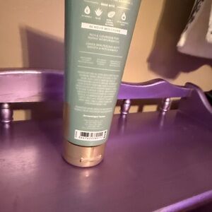 Bath & Body Works Aromatherapy Body Cream.
Eucalyptus Spearmint.